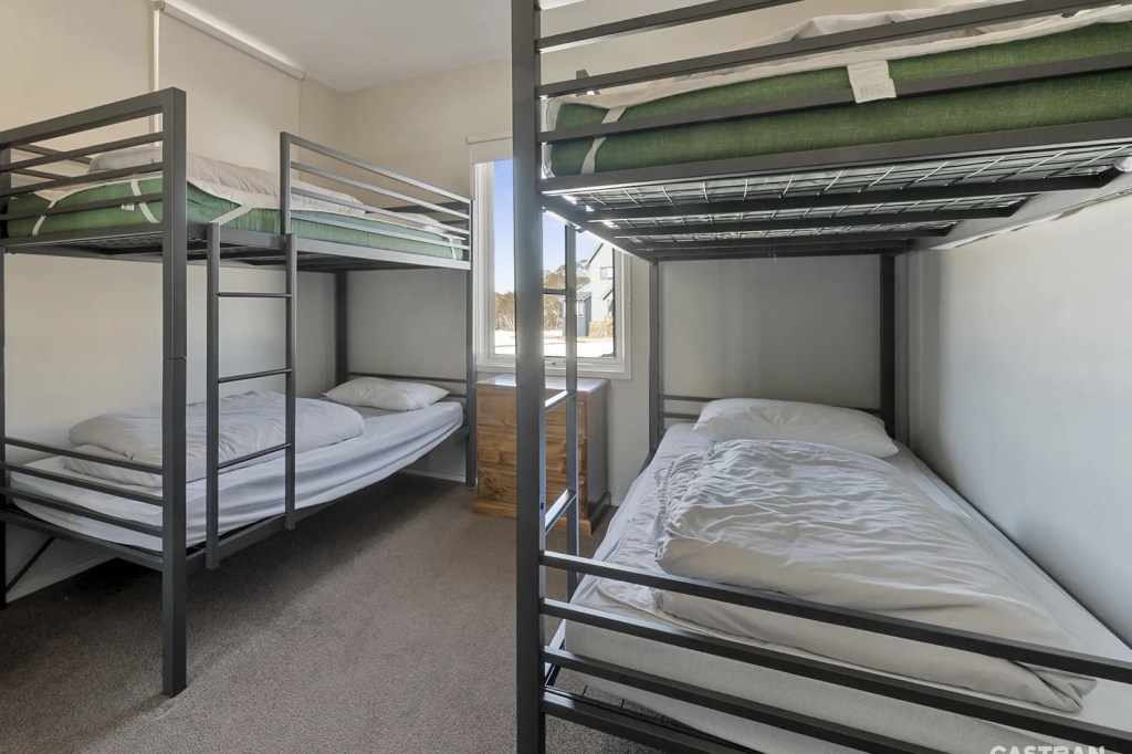 picture of a bedroom with 2 bunk beds in dinner plain accommodation