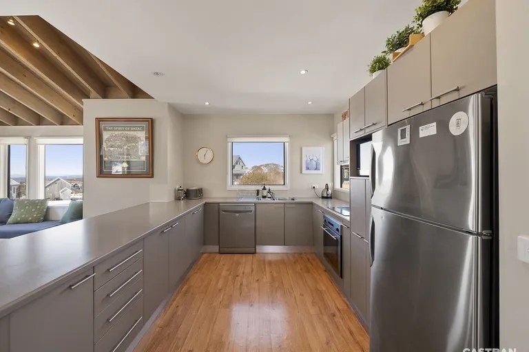 picture of a large, u-shaped fully equipped kitchen in dinner plain accommodation