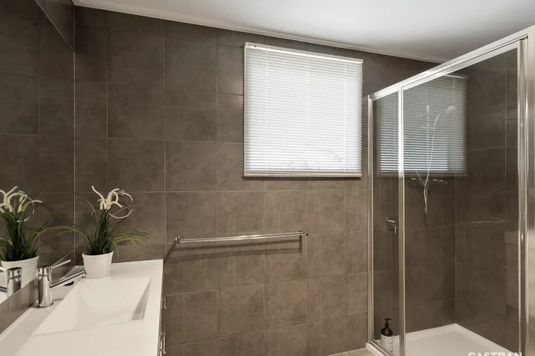 picture of spacious bathroom with walk-in shower in alpine accommodation in dinner plain